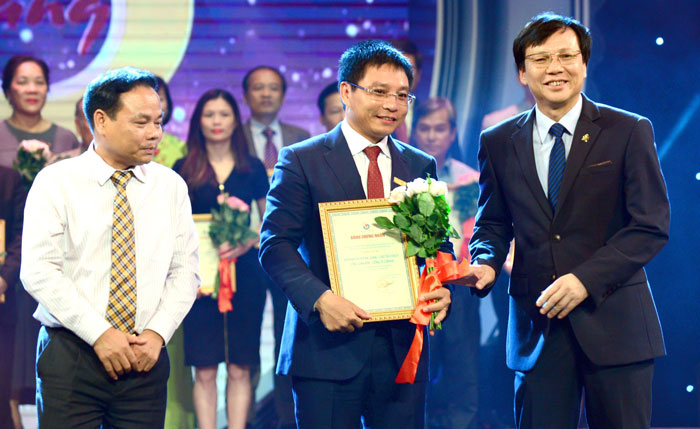 Ban Tổ chức trao Chứng nhận Doanh nhân tiêu biểu đồng hành cùng Báo chí trong các hoạt động xã hội năm 2016 cho đồng chí Nguyễn Văn Thắng