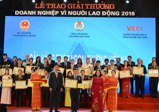 Đại diện lãnh đạo Viecombank nhận Bằng khen của TLĐLĐVN 