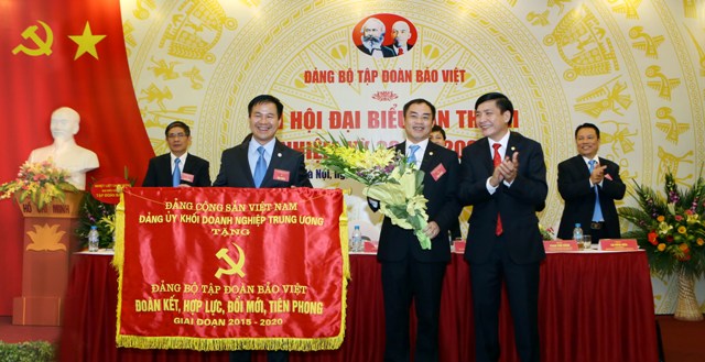 Tặng bức trướng của Đảng ủy Khối.