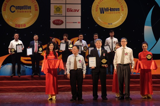 Ngày 16072016, tại lễ trao giải “Nhãn hiệu nổi tiếng - Nhãn hiệu Cạnh tranh Việt Nam 2016” Tập đoàn Bảo Việt lần thứ 7 được tôn vinh trong TOP10 Nhãn hiệu nổi tiếng Việt 