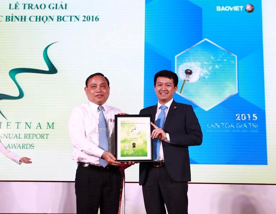 Ông Phạm Ngọc Tú, Phó Giám đốc phụ trách Khối Quản lý Tài chính, Tập đoàn Bảo Việt nhận giải Nhất Báo cáo p