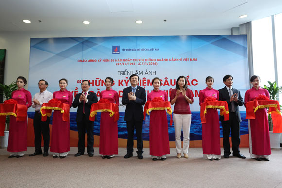 Cắt băng khai mạc Triển lãm ảnh 