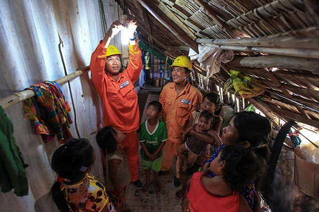 Đưa điện về thôn bản.