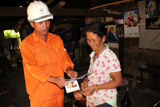 Đem nguồn sáng đến với người dân.