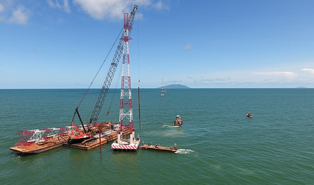 Nguồn điện lưới quốc gia vươn ra đảo xa.