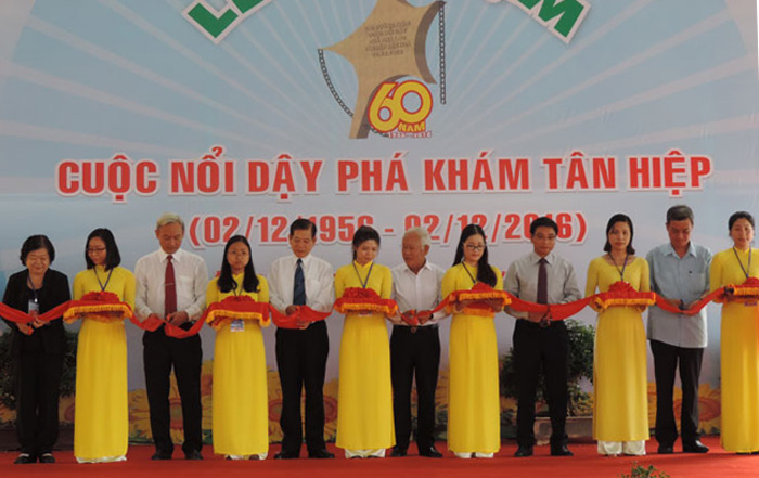 Đồng chí Nguyễn Văn Thắng - Chủ tịch HĐQT VietinBank (thứ 4 từ phải sang) cắt băng khánh thành công trình trùng tu, tôn tạo di tích Nhà Lao Tân Hiệp