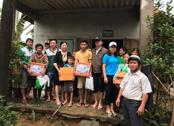Đại diện lãnh đạo Vietcombank Quảng Ngãi trao tặng quà cho đồng bào huyện Tư Nghĩa bị lũ lụt