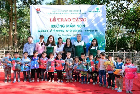 Niềm vui của các cháu học sinh khi được học tập tại ngôi trường mới và có một cái tết vui vẻ, đầm ấm