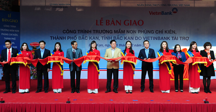 Các đại biểu cắt băng khánh thành ngôi trường