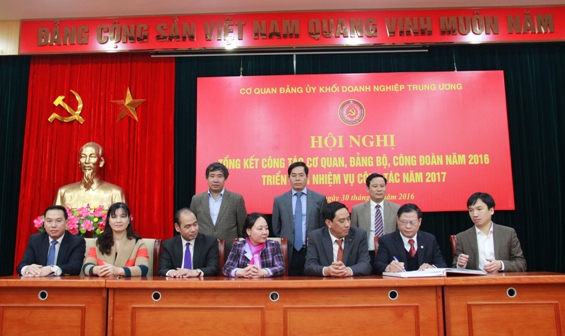 Lãnh đạo các ban, đơn vị Cơ quan Đảng ủy Khối ký Giao ước thi đua năm 2017.