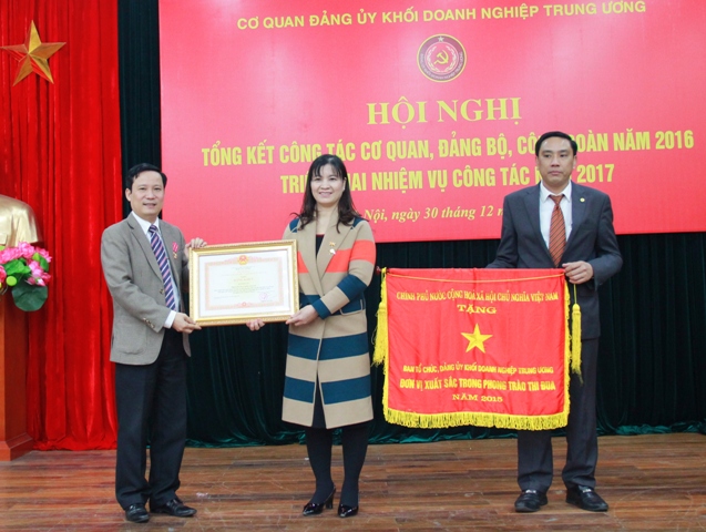 Thừa ủy quyền của Chủ tịch Nước và Thủ tướng Chính phủ, Phó Bí thư Đảng ủy Khối DNTW Phạm Tấn Công đã trao tặng Cờ thi đua và Bằng khen cho Ban Tổ chức và Ban Dân vận