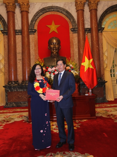 Thừa ủy quyền của Chủ tịch nước, Bí thư Đảng ủy Khối Doanh nghiệp Trung ương Phạm Viết Thanh trao tặng chân dung Chủ tịch Hồ Chí Minh cho các bí thư chi bộ xuất sắc tiêu biểu.