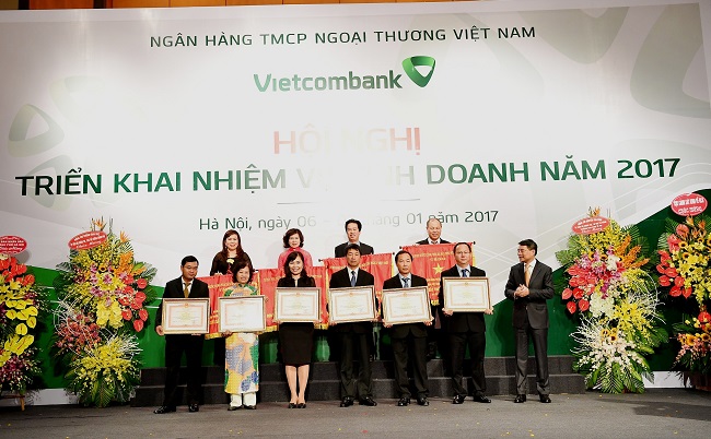 Đồng chí Lê Minh Hưng - Ủy viên BCH TW Đảng, Bí thư Ban Cán sự Đảng, Thống đốc NHNN VN thừa ủy quyền của Chính phủ và Thủ tướng Chính phủ trao Cờ thi đua, Bằng khen cho các tập thể, cá nhân thuộc hệ thống Vietcombank