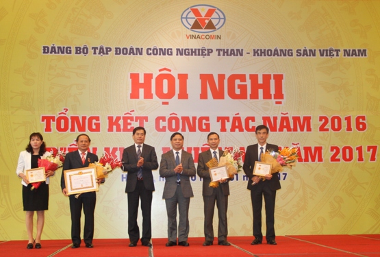 Bí thư Đảng ủy Khối DNTW Phạm Viết Thanh trao Huy hiệu 30 năm tuổi đảng và Kỷ niệm chương Vì sự nghiệp kiểm tra của Đảng cho các cá nhân có thành tích