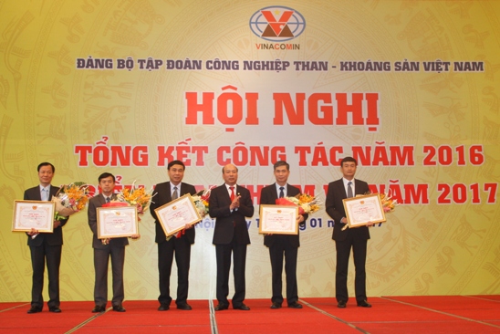 Đại diện lãnh đạo Đảng ủy TKV trao Bằng khen cho các tập thể và cá nhân có thành tích xuất sắc 