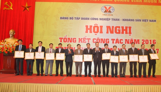 Nhiều tập thể, cá nhân được lãnh đạo Đảng ủy TKV tặng Giấy khen