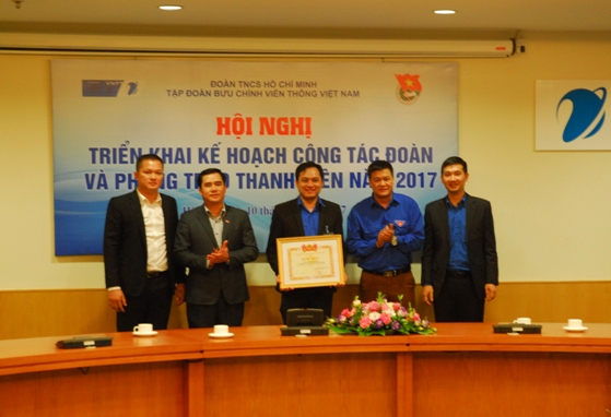 Các tập thể có thành tích xuất sắc trong công tác Đoàn và phong trào thanh niên năm 2016 nhận Bằng khen của Trung ương Đoàn 