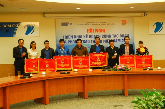 Các tập thể có thành tích xuất sắc trong công tác Đoàn và phong trào thanh niên năm 2016 nhận Bằng khen của Đoàn Khối DNTW và Đoàn Tập đoàn VNPT