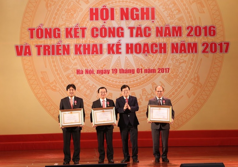 Phó Thủ tướng Trịnh Đình Dũng trao Huân chương Lao động hạng Nhất, Nhì cho các tập thể và cá nhân có thành tích
