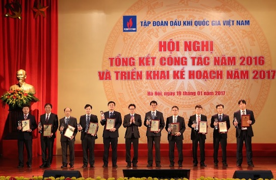 Đại diện lãnh đạo Tập đoàn Dầu khí trao biểu tượng cho các nhà quản lý Dầu khí tiêu biểu