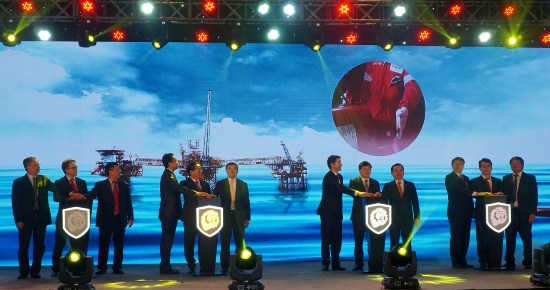 Các đồng chí lãnh đạo thực hiện nghi thức đón dòng khí đầu tiên từ Dự án Sư Tử Trắng - Giai đoạn 1, Lô 15.1