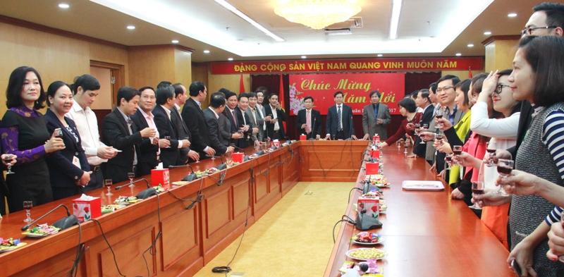 Các đồng chí Thường trực Đảng ủy Khối chúc Tết cán bộ, công chức, viên chức Cơ quan Đảng ủy Khối. 