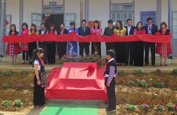 Các đại biểu cắt băng khánh thành