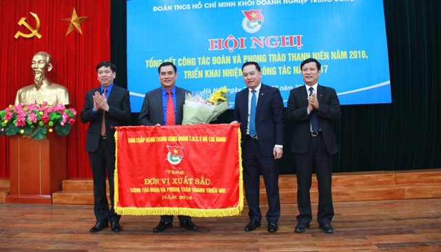 Đoàn Khối Doanh nghiệp Trung ương nhận Cờ thi đua xuất sắc của Trung ương Đoàn.