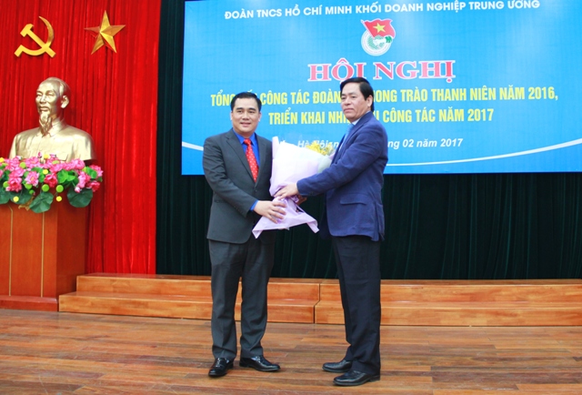 Đồng chí Phạm Viết Thanh - Bí thư Đảng ủy Khối DNTW giao nhiệm vụ và chúc mừng đồng chí Vũ Đức Tú - Bí thư Đoàn Thanh niên Khối.