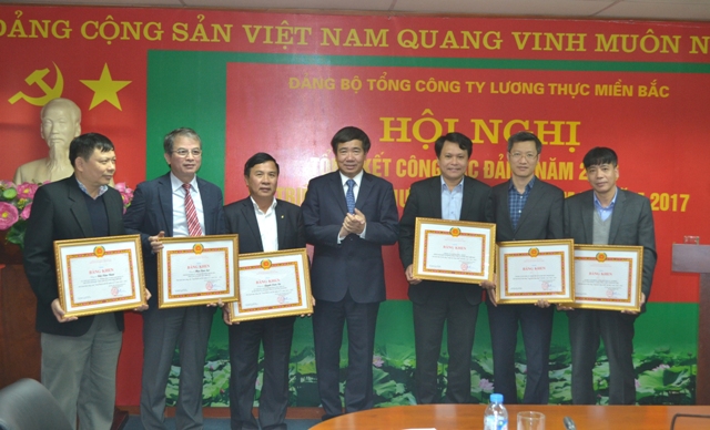 Đ/c Trần Hữu Bình, Phó Bí thư Thường trực Đảng ủy Khối Doanh nghiệp Trung ương, trao Bằng khen ĐUK cho các tập thể và cá nhân 