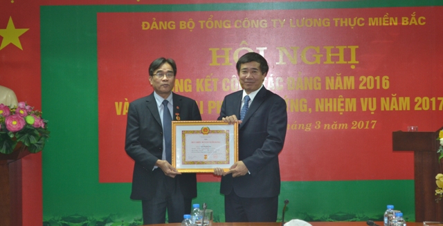 Đ/c Trần Hữu Bình, Phó Bí thư Thường trực Đảng ủy Khối Doanh nghiệp Trung ương, trao Huy hiệu 30 năm tuổi đảng cho đ/c Nguyễn Đức Sơn, Phó Bí thư Đảng ủy Tổng công ty. 