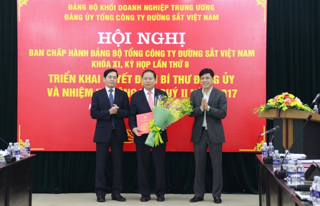 Đồng chí Phạm Viết Thanh trao Quyết định