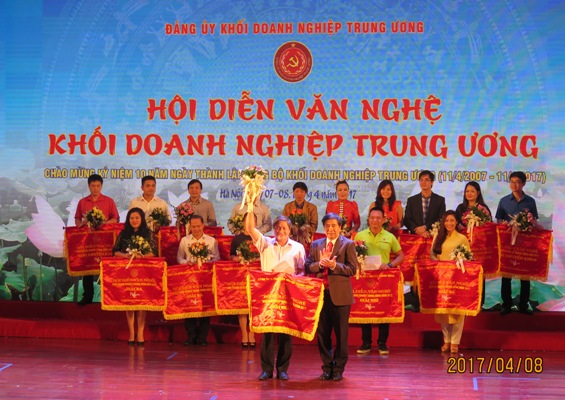 Phó Bí thư Thường trực Đảng ủy Khối DNTW Trần Hữu Bình trao giải Nhất cho đoàn Tập đoàn Công nghiệp Than và Khoáng sản