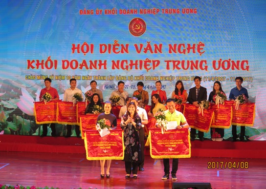 Trưởng Ban Dân vận Đảng ủy Khối DNTW Nguyễn Thị Tiếp trao giải Nhì cho đoàn Tập đoàn Điện lực Việt Nam và Ngân hàng TMCP Ngoại thương Việt Nam