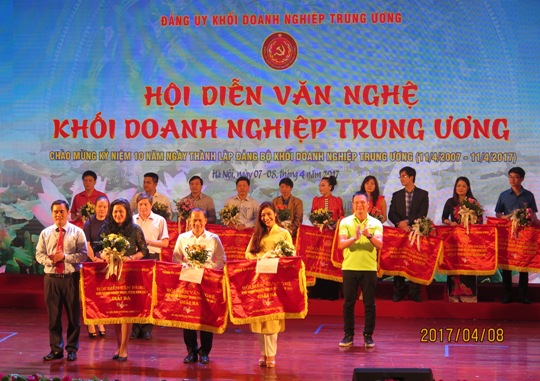 Bí thư Đoàn Khối DNTW, Trưởng ban Tổ chức Hội diễn Vũ Đức Tú trao giải Ba cho đoàn Tổng Công ty Hàng không Việt Nam, Tổng Công ty Công nghiệp Xi Măng và Ngân hàng TMCP Công thương Việt Nam