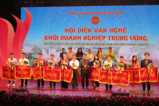 Đại diện lãnh đạo Ban Tuyên giáo Đảng ủy Khối DNTW và Đoàn Khối DNTW trao giải Khuyến khích cho 10 đoàn tham gia Hội diễn