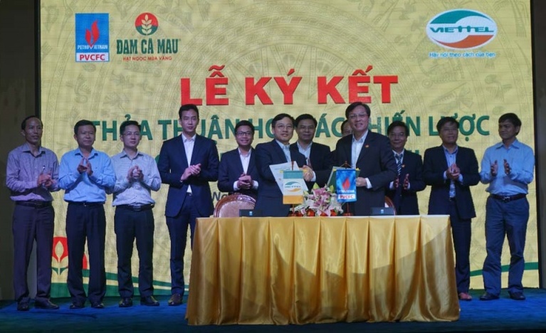 Đại diện PVCFC và Viettel ký kết thỏa thuận hợp tác