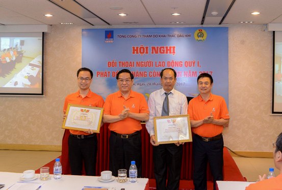 Đại diện lãnh đạo PVEP tặng Bằng khen cho người lao động tiêu biểu