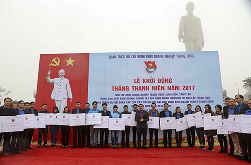 Các đơn vị trong Khối đăng ký công trình thanh niên và an sinh xã hội năm 2017 tại lễ khởi động Tháng Thanh niên năm 2017