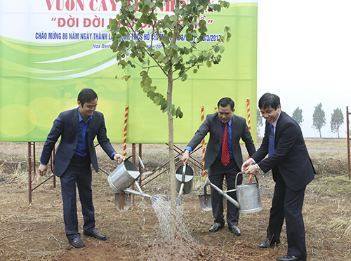 Đồng chí Bùi Quang Huy, Bí thư BCH Trung ương Đoàn và Thường trực Đoàn Khối tham gia trồng cây tại Lễ trồng cây “Đời đời nhớ ơn Bác Hồ” năm 2017.
