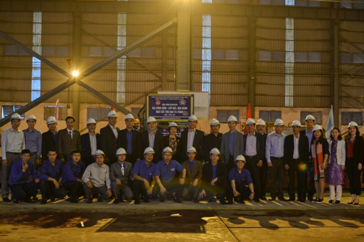 Đồng chí Vũ Đức Tú, Bí thư Đoàn Khối DNTW cùng đồng chí Nguyễn Ngọc Sự, Bí thư Đảng ủy, Chủ tịch HĐTV Tổng Công ty gắn biển công trình Thanh niên cấp Đoàn Khối tại Công ty Đóng tàu Thịnh Long.