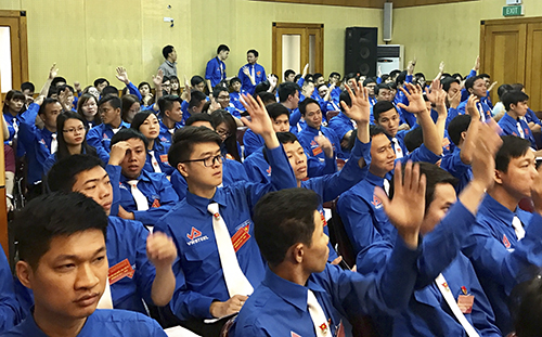 Đại biểu biểu quyết tại Đại hội.