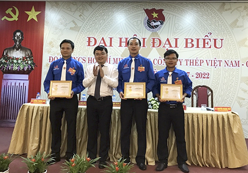 Đồng chí Nguyễn Anh Tuấn, Bí thư TƯ Đoàn tặng kỷ niệm chương 