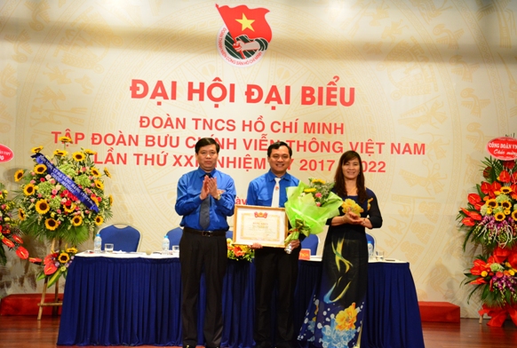 lãnh đạo Đảng ủy Khối Doanh nghiệp Trung ương, Trung ương Đoàn TNCS Hồ Chí Minh trao tặng Bằng khen của Trung ương Đoàn cho Đoàn Tập đoàn, giai đoạn 2012 – 2017