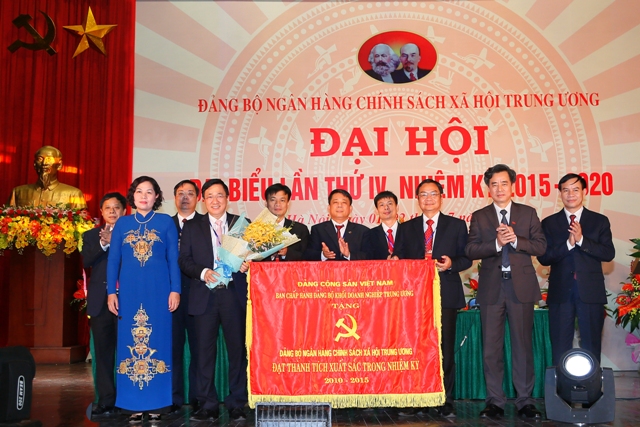 Đảng bộ NHCSXH TW vinh dự được nhận Cờ xuất sắc trong nhiệm kỳ 2010 - 2015 của Đảng bộ Khối Doanh nghiệp Trung ương