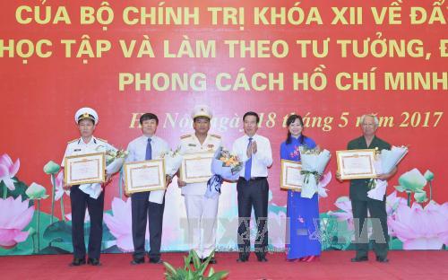 khen thưởng các tập thể, cá nhân