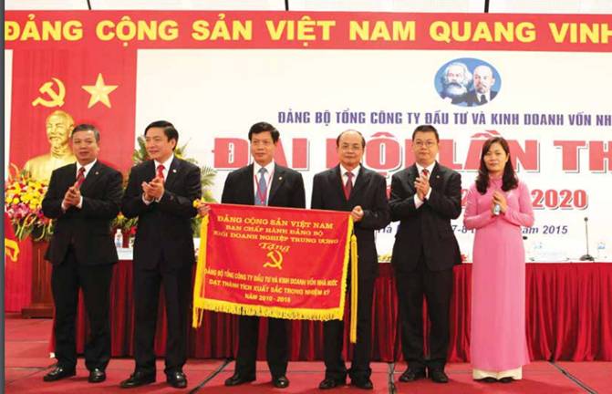 Đồng chí Bùi Văn Cường, Ủy viên dự khuyết Trung ương Đảng,  Bí thư Đảng ủy Khối Doanh nghiệp Trung ương tặng cờ thi đua  xuất sắc cho Đảng bộ Tổng Công ty Đầu tư và Kinh doanh vốn nhà nước, ngày 8-4-2015
