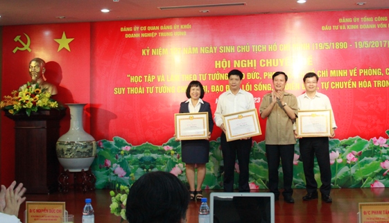 đồng chí Phạm Tấn Công - Phó Bí thư Đảng ủy Khối DNTW, Bí thư Đảng ủy Cơ quan Đảng ủy Khối DNTW trao tặng Bằng khen của Đảng ủy Khối DNTW cho các cá nhân có thành tích xuất sắc