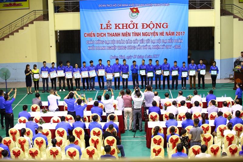 Tặng quà thanh niên công nhân