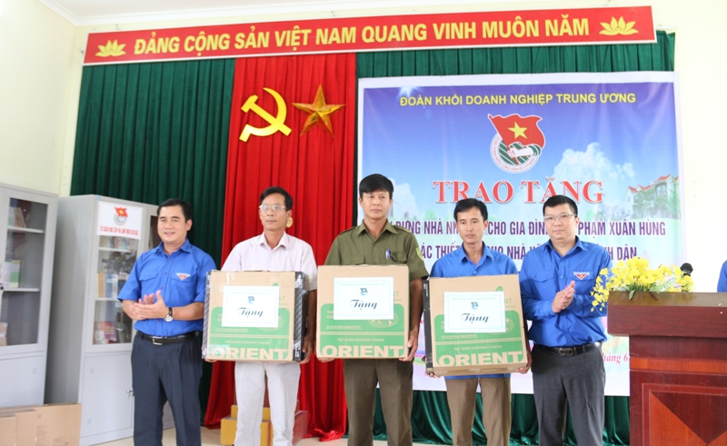 Trao tặng Tủ sách Bác Hồ và dàn máy vi tính